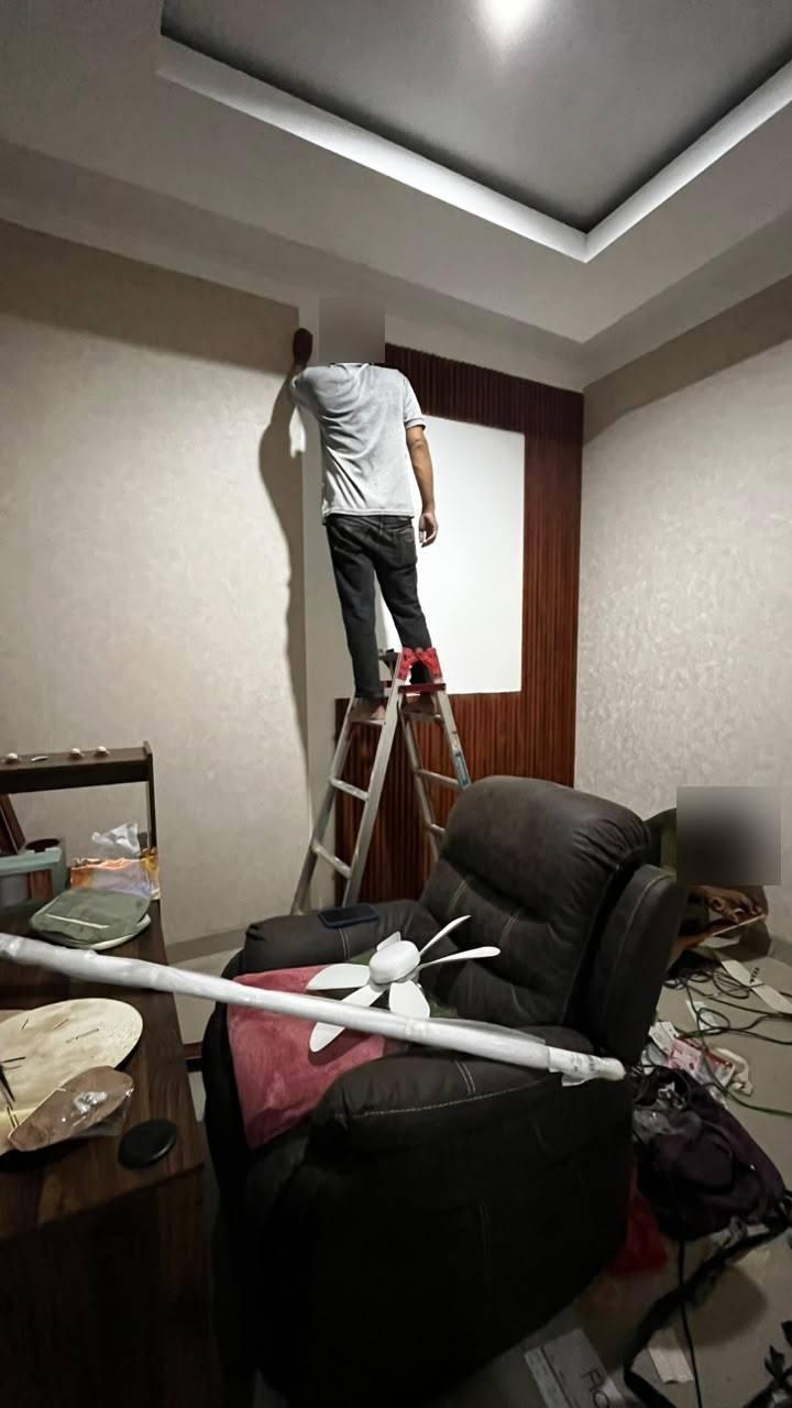 Contractor working on the timber wall